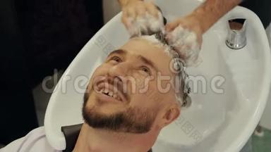 美发店快乐男洗发头.. 理发师用洗发水洗男头